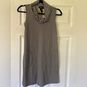 Alyn Paige Black & White Houndstooth Sleeveless Shift Dress